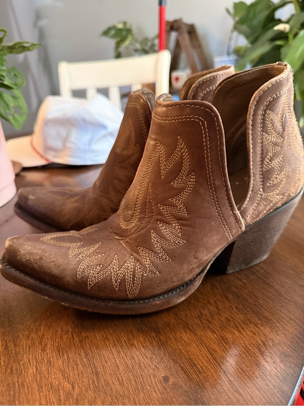 Ariat distressed Dixon bootie- size 6.5